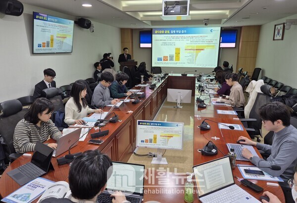 ‘초고령사회, 골다공증 골절 방지를 위한 국가관리체계 구축 정책 토론회’가 15일 김윤 의원 주최로 열렸다.