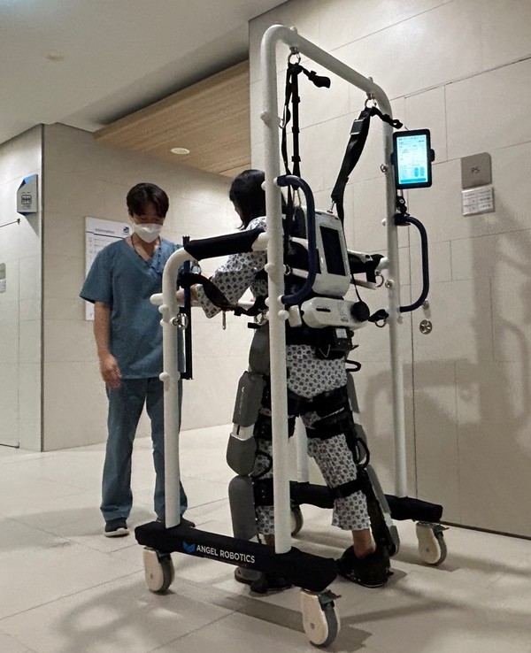 의료진이 새로 도입한 재활 로봇 기기를 시험 가동하고 있다. 사진제공:인천세종병원