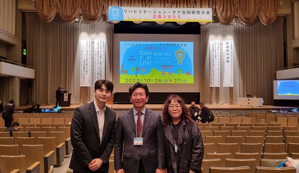 히로시마 회복기재활 학술대회에서 우봉식 의정연 원장(중앙), 강주현 연구원(우측)과 함께 기념촬영했다.