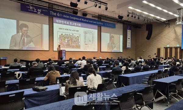 이필수 전의협회장이 '의료중심 돌봄체계 구축'을 발표하고 있다.