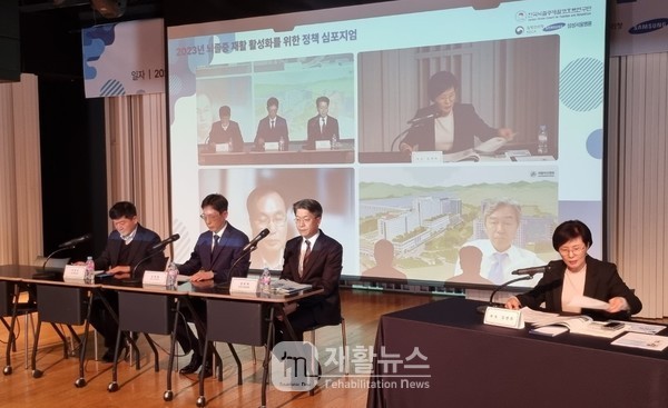 한국뇌졸중재활코호트연구단은 22일 ‘2024년 뇌졸중 재활 활성화를 위한 정책 심포지엄’을 개최한다. 사진은 지난해 열린 정책심포지엄의 패널토의 장면이다.