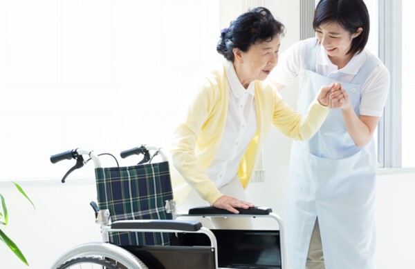 일본만성기협회 하시모토 야스코(橋本康子) 회장은 최근 개최된 정례 기자회견에서 재활 전문 개호 인력 양성이 필요하다고 제언했다. [사진] 日마이나비 코메디컬 홈페이지. 