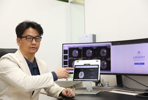 서우근 삼성서울병원 신경과 교수가 연구 모델을 시연하고 있다. 사진:삼성서울병원