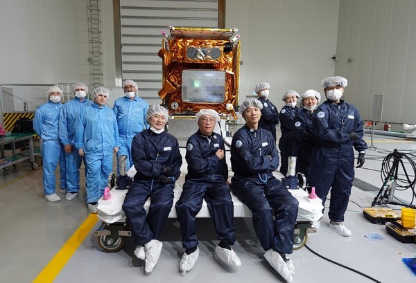 박참흠 교수팀이 바이오캐비넷 앞에서 기념촬영했다. 사진:한림대의료원 