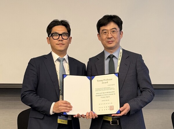 송우진 교수(왼쪽)가 대한성형외과학회 ‘Young Professor Award’를 수상했다.사진:순천향대서울병원