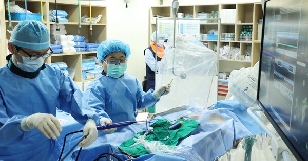 정보영 교수(오른쪽)가 펄스장 절제술을 시행하고 있다.사진:연세대의료원